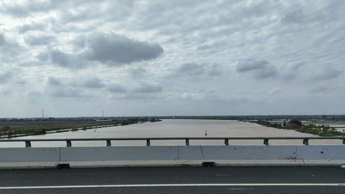 Eindrücke auf dem Weg nach Halong-Stadt