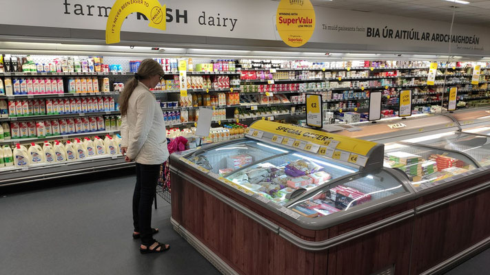volle Regale in einem Supermarkt in Dungarvan