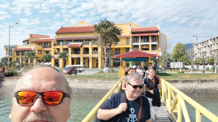 in Halong-Stadt beim Besteigen unserer Dschunke