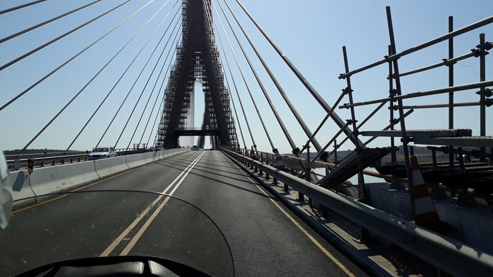 Brücke über den Grenzfluss Guadiana zwischen Portugal und Spanien