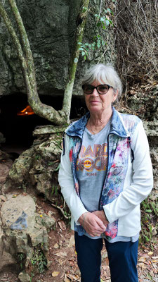 Besuch einer Höhle in der Halong-Bucht