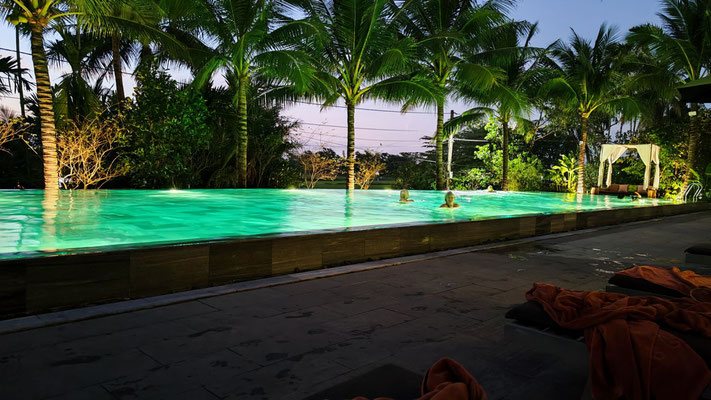 Abends im Pool im Hotel La Siesta Hoi An Resort & Spa...