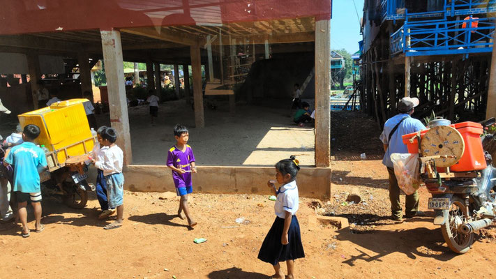 am Tonel-Sap-Fluss im Dorf Kampong Phluk