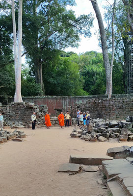 Mönche im Urwaldtempel Ta Prohm