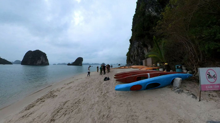 Strand mit badeverbot in der Halong-Bucht