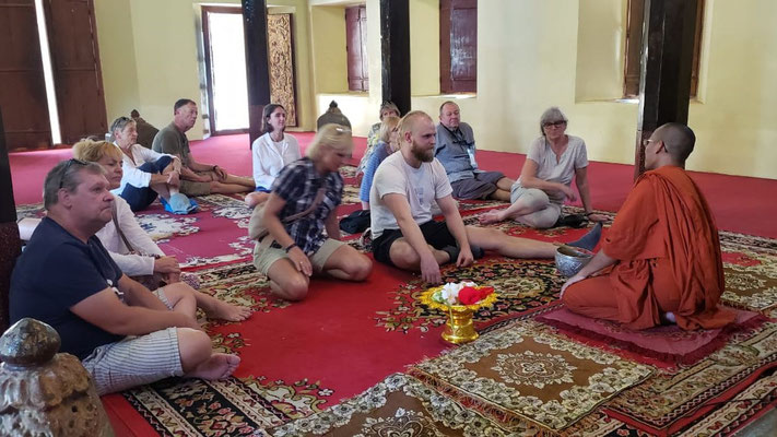 im Wat Bo Tempel im Gespräch mit Mönchen...