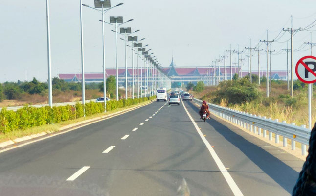 die neue Straße zum neuen Flughafen von Siem Reap