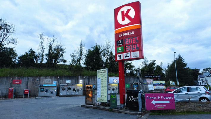 öffentliche Waschmaschinen auf einer Tankstelle