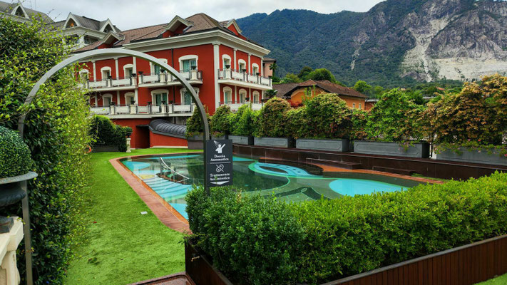 der Pool bei Tag im Hotel Splendid - Baveno