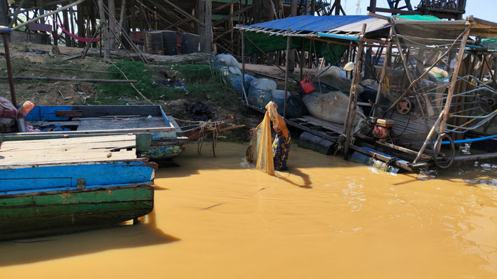 am Tonel-Sap-Fluss im Dorf Kampong Phluk