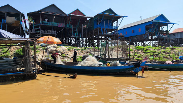 am Tonel-Sap-Fluss im Dorf Kampong Phluk