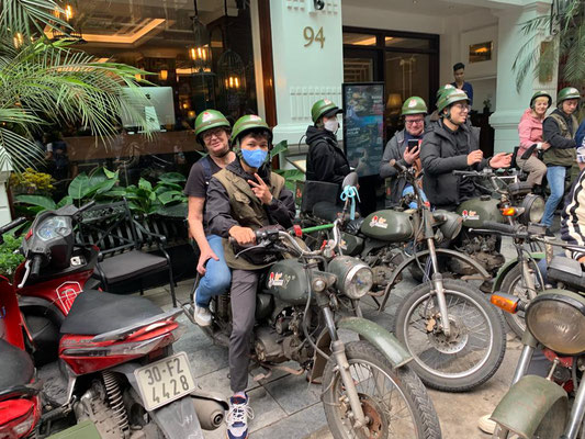 auf einer rasanten Moped-Tour durch Hanoi