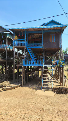 am Tonel-Sap-Fluss im Dorf Kampong Phluk