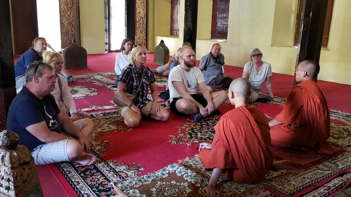 im Wat Bo Tempel im Gespräch mit Mönchen...