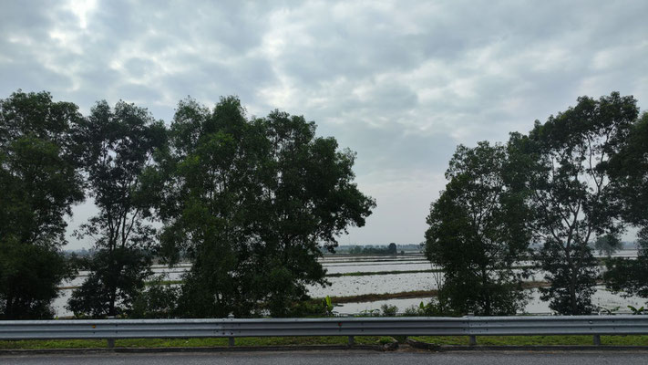 Eindrücke auf dem Weg nach Halong-Stadt