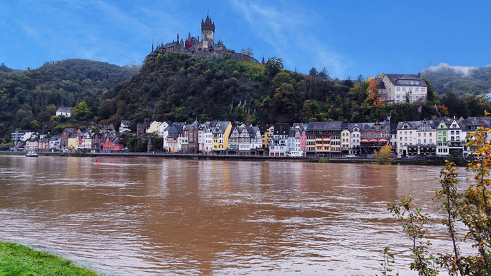 die Reichsburg in Cochem mit Hochwasser 2024