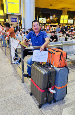 ein neuer Fahrer wartet bereits am Airport in Saigon auf uns