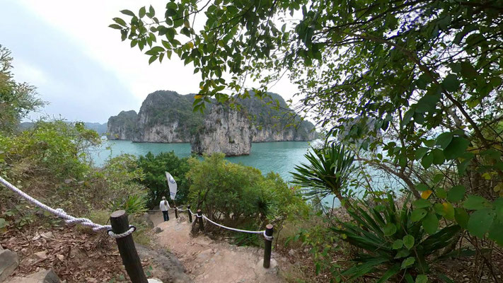 Besuch einer Höhle in der Halong-Bucht