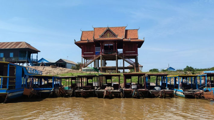 am Tonel-Sap-Fluss im Dorf Kampong Phluk