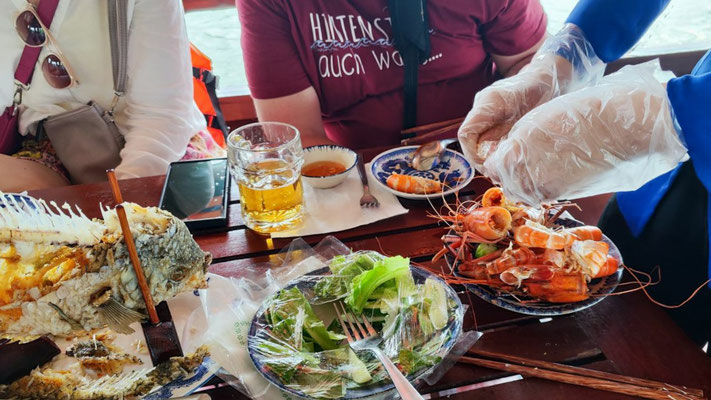 Beim Lunch auf dem Boot - Krebse u.a.