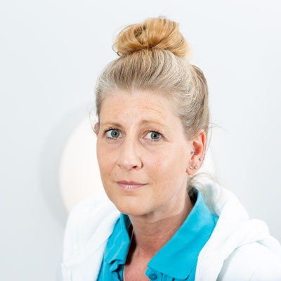 Sonja Landé – Ich bin seit 1988 im medizinischen Beruf tätig und ausgebildete VMFA und MFA. Seit 2015 bin ich in der hausärztlichen Versorgungspraxis beschäftigt. Mein Hauptschwerpunkt ist die Anmeldung und die Terminorganisation.
