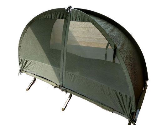 Le lit équipé de sa moustiquaire