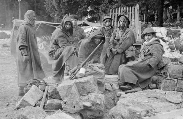 Goumiers du 2e GTM après la prise du village du Bonhomme, Alsace, décembre 1944 