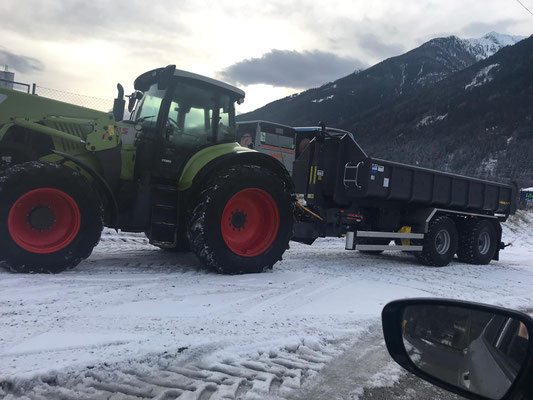 Traktor mit Hakenlift und Erdmulde für Baggerarbeiten 