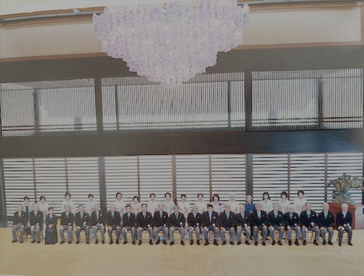 皇居宮殿「北溜」にて。根建さんは前列の右から5人目、洋子夫人は後列右から2人目。
