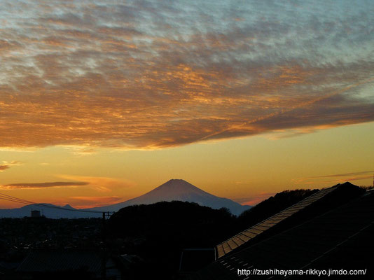 自宅からの夕暮れ富士（撮影者：岸野浩平）