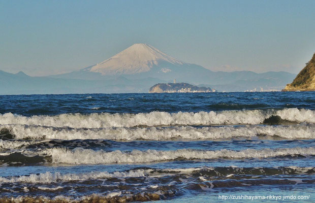 逗子海岸から朝の富士山（撮影者：岸野浩平）