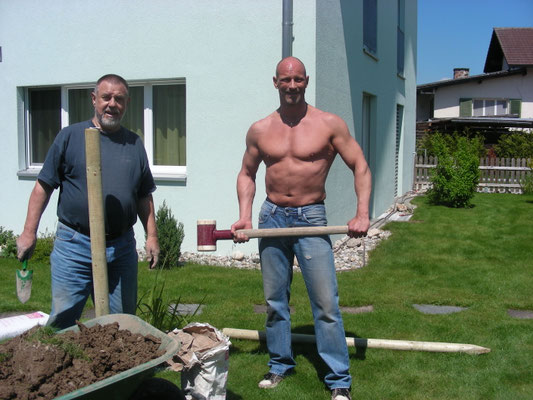 Vater und Sohn beim Chrampfen