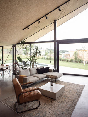 house mesh Hagenberg caramel Architekten. Modern architecture with metal facade.