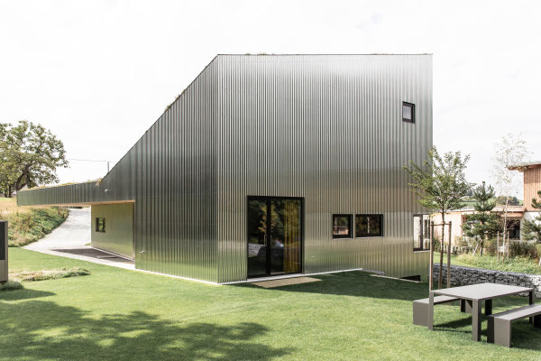 house mesh Hagenberg caramel Architekten. Modern architecture with metal facade.