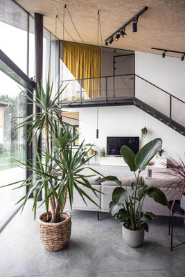house mesh Hagenberg caramel Architekten. Modern architecture with metal facade.