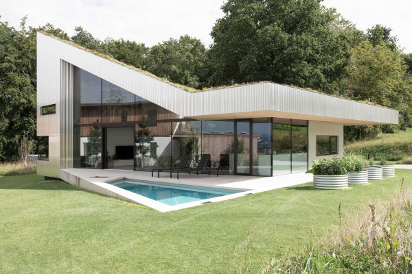 house mesh Hagenberg caramel Architekten. Modern architecture with metal facade.