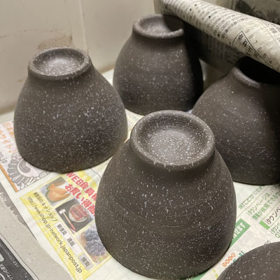 12/17　煎茶碗に地模様の化粧泥を吹き付け