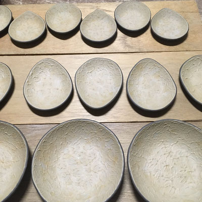 ２２日　小皿、豆皿、丸深皿の内側に白泥と混合黄泥のスポンジ塗り。豆皿のみ泥の凸凹ならし。