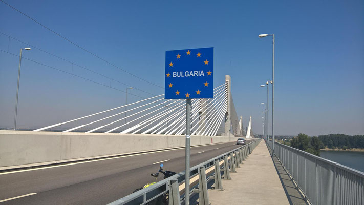 Über die erst vor zwei Jahren eröffnete Donau-Brücke "Neues Europa" rolle ich nach Bulgarien.