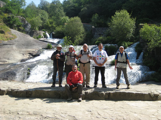 Camino Portugues 2010.- junto a 5 compañeros peregrinos formidables. Cascadas en el parque natural del rio Barosa