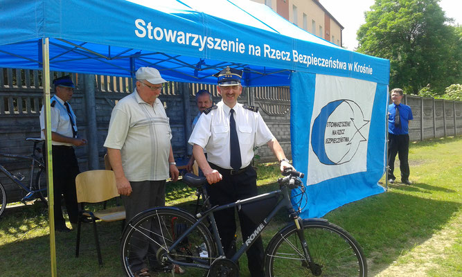 Swój rower oznakował Komendant Miejski PSP w Krośnie Krzysztof Korzec