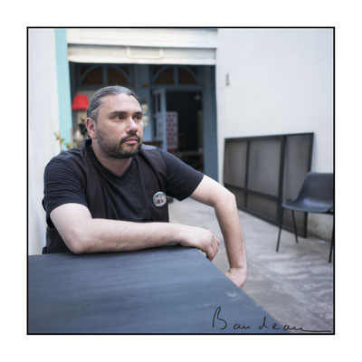Juan est directeur de théâtre, metteur en scène