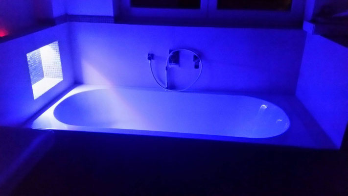 Wanne mit LED-Leuchten blau