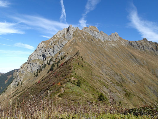 Au retour vers le Col du Foron, regard vers le Roc. De gauche à droite: sommet Ouest, Pointe de Haute-Béne, Roc d'Enfer point culminant, sommet Est
