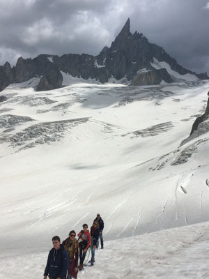 La famille encordée sous La Dent du Géant