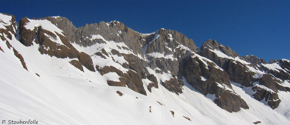 Une bonne partie des Dents Blanches, avec, à gauche, le couloir de la Golette de l'Oule encore en bonnes conditions.