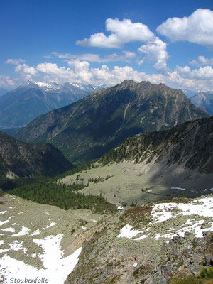 Départ du Val d'Arpette avec les gros sacs, la cabane n'a pas encore ouvert.
