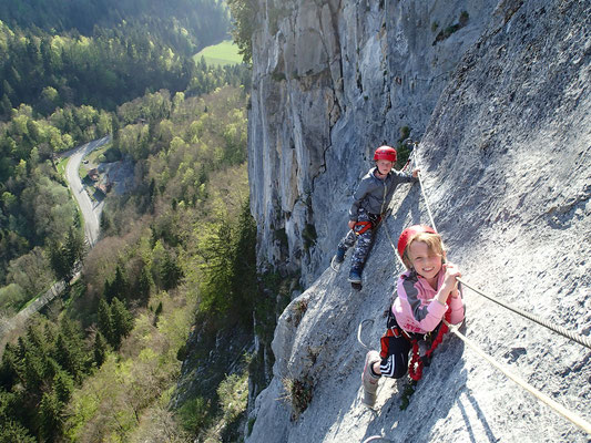 Manon et Benjamin dans la traversée de La Becque