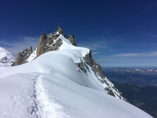 Depuis la belle arête Midi-Plan, l'Aiguille a de l'allure !