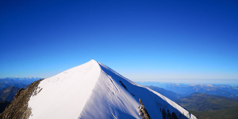 Pure, esthétique, la superbe arête sommitale des Dômes de Miage